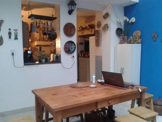 Monoambiente con baño privado y cocineta dentro de casa