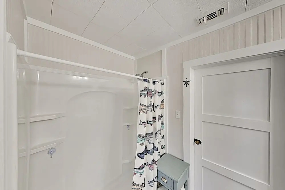Charming Downtown Getaway W/ Spacious Interior 2 Bedroom Home