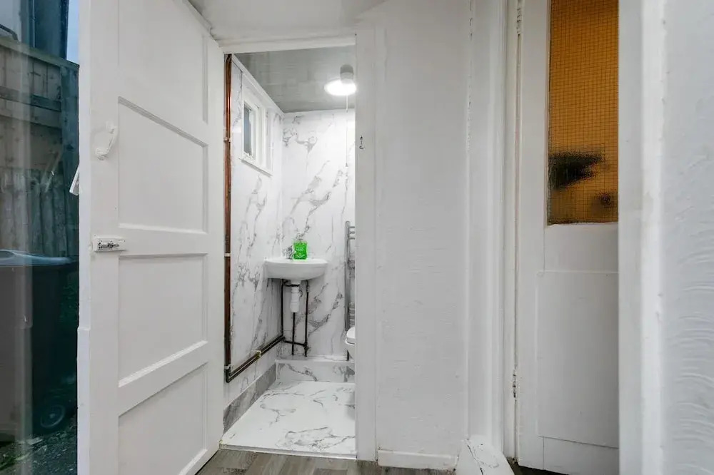 3-beds, Sleeps 5, w/ Parking, 10 Mins From Centre