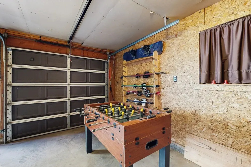 4BR Home w/ Spa, Bar, Home Gym, Decks, Near Lake