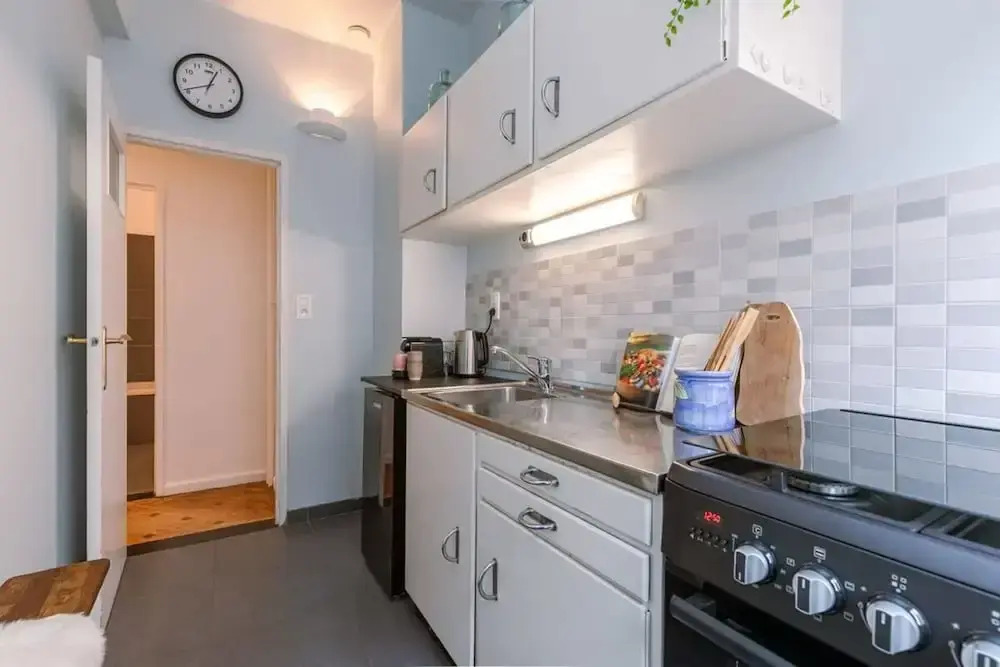 Comfy 1-bedroom Apartment With Side Seaview