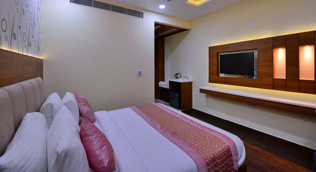 Grand Hridey One Minute From Railway Station