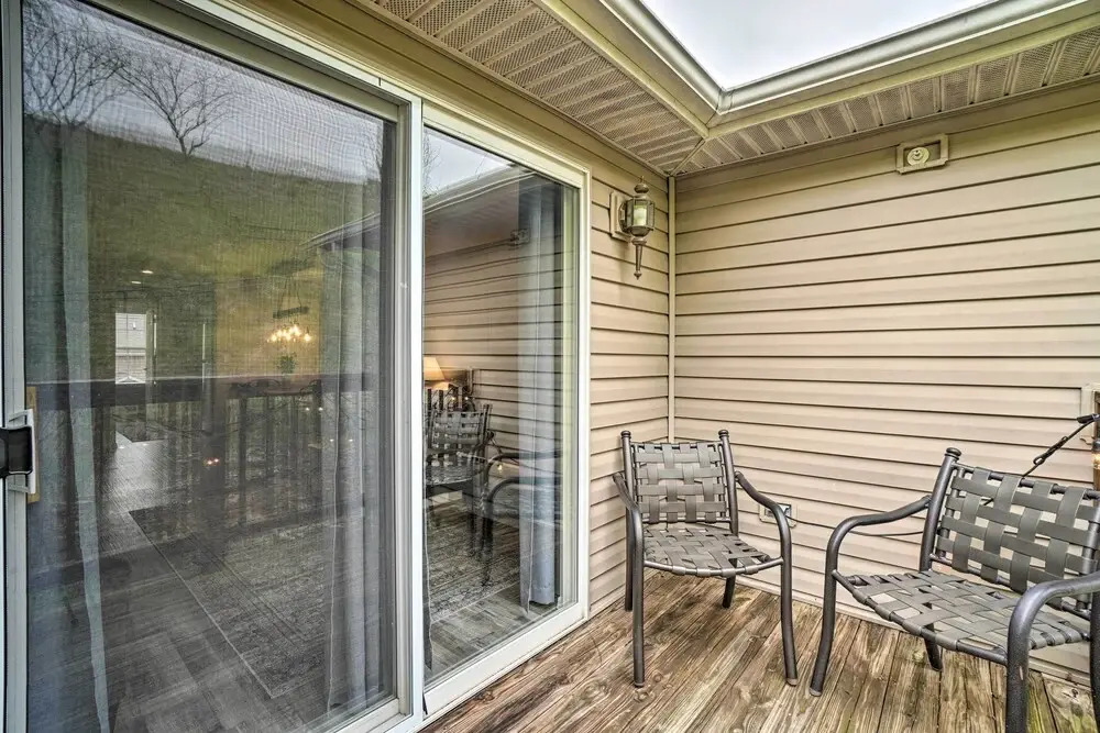 Modern Condo w/ Deck ~ 7 Mi To Branson Landing!