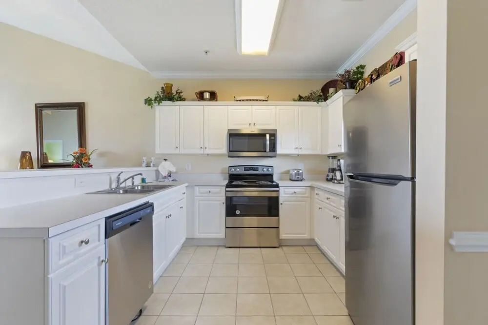 Sunny 2BR Condo with Community Pool and Close to Attractions