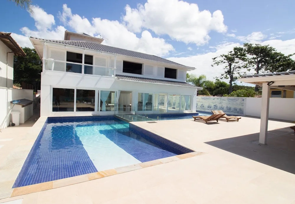 Mansão Pé na Areia Ferradura com 4Suítes