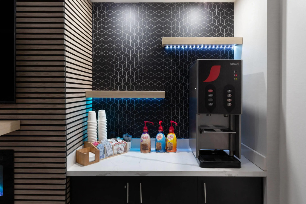 La Quinta Inn & Suites by Wyndham Houston Bush IAH South