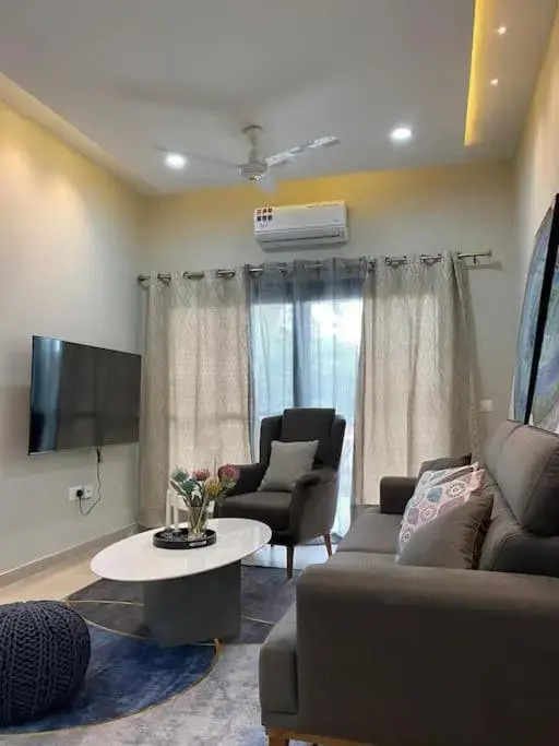 Modern 2-bedroom unit with pool and beach access