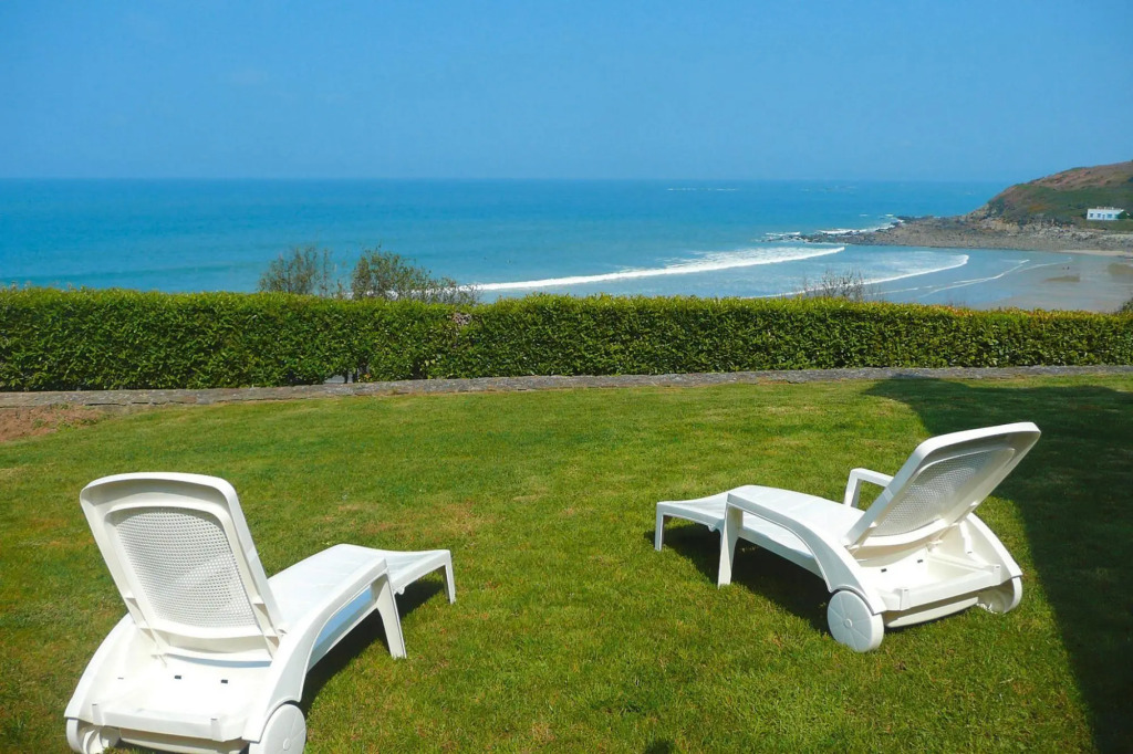 In Locquirec With 3 Bedrooms And 1 Bathrooms