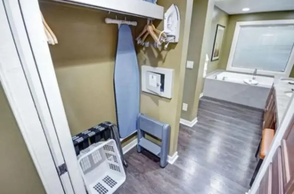 Private One Bedroom Condo on Golf Course, free parking
