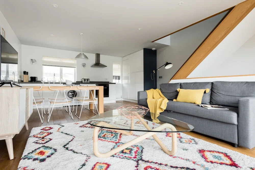 The Press House - Warm & Stylish 2BDR British Design Home in Jericho
