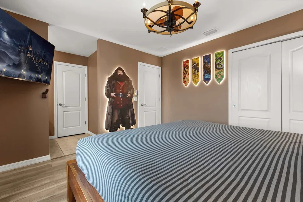 Upstay: Renovated 9BR Home w Theater & Games Room