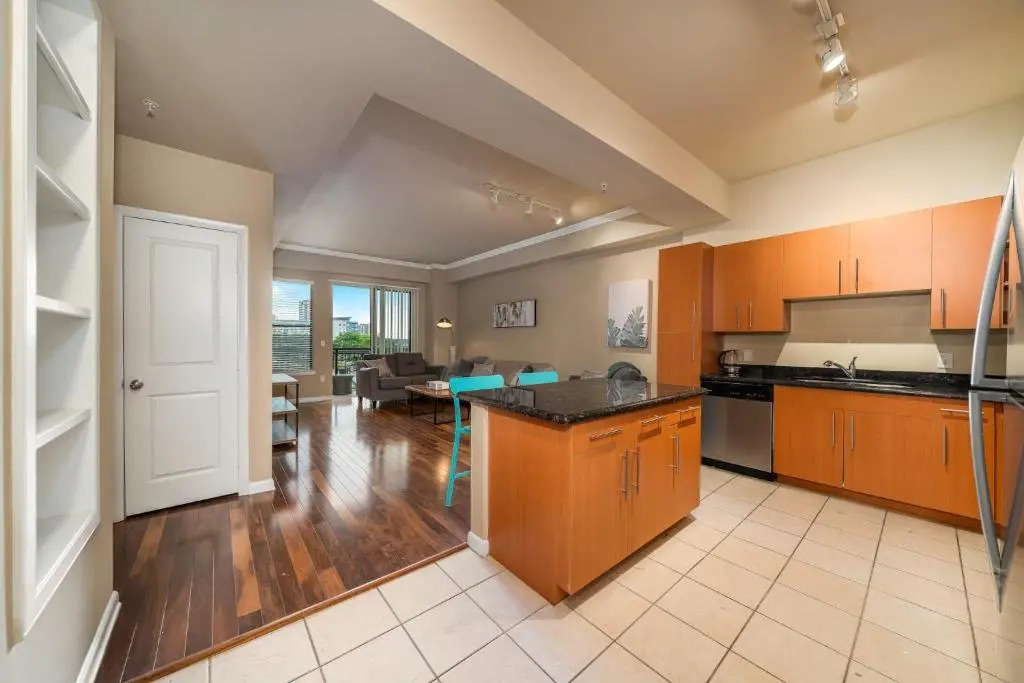 1BR Executive Suite With Pool, Gym & Fast Wi-Fi By ENVITAE