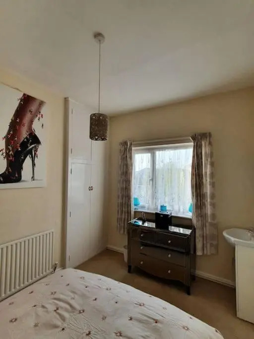 Polly's Place - A lovely 3 bed flat, near to beach with free parking