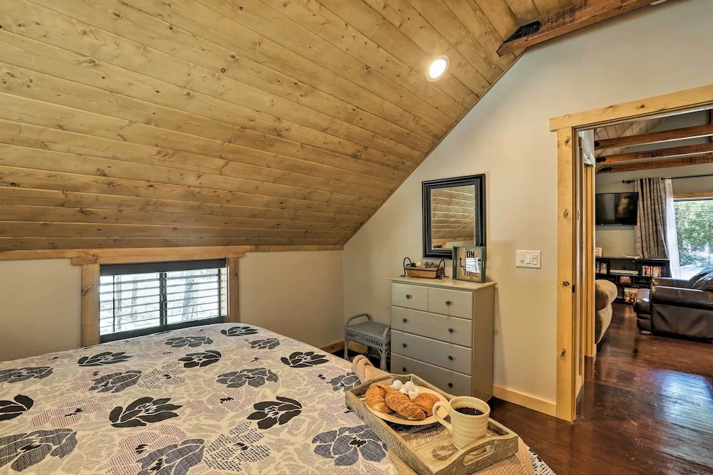 Truckee Family Home, Walk to Lake + 5 Mi to Skiing