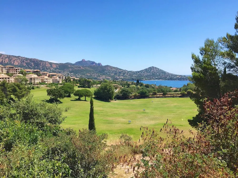 Cap Esterel Appartement climatisé Jardin Clos
