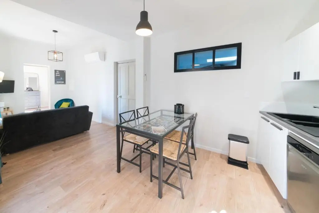 Elegant 2br with 2 bathrooms and AC close to Les Halles dAvignon Welkeys
