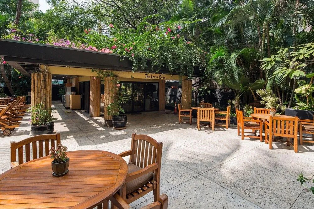 Gorgeous One Bedroom Bamboo Blocks From the Beach by Redawning