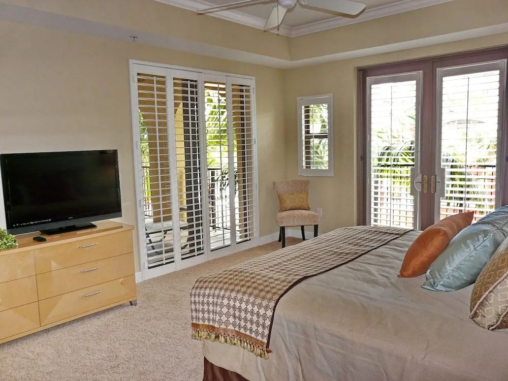 Luxurious Esplanade condo overlooking bay