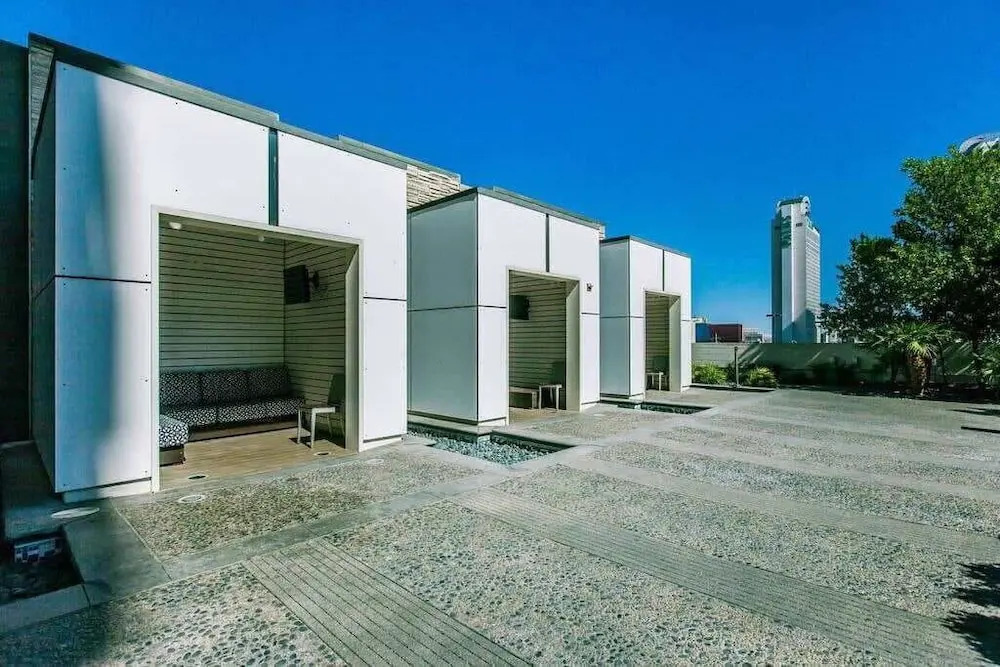 Amazing Modern Strip Views Palms Studio 21306
