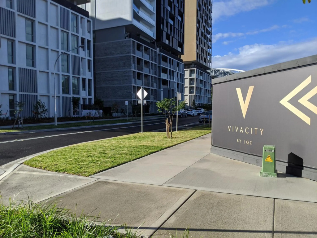 Elegant 3-bed 2-bath, balcony, with pool included, NO PARTIES