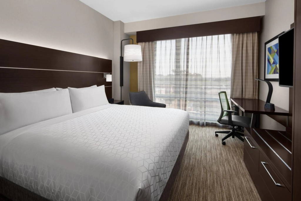 Holiday Inn Express & Suites Woodside LaGuardia Airport