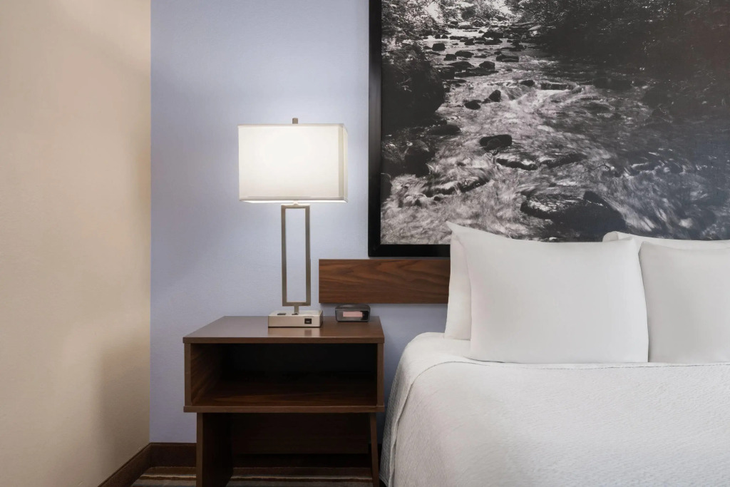 Super 8 by Wyndham Longmont/Twin Peaks