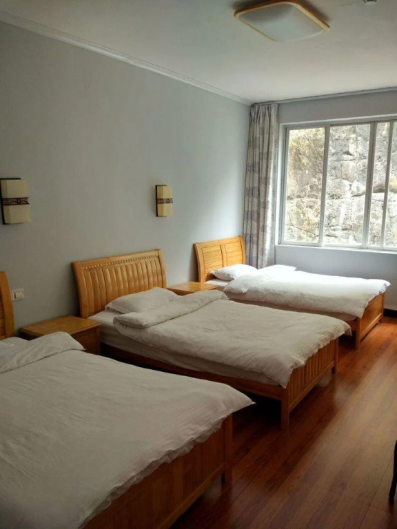 Gestern Inn-English Service