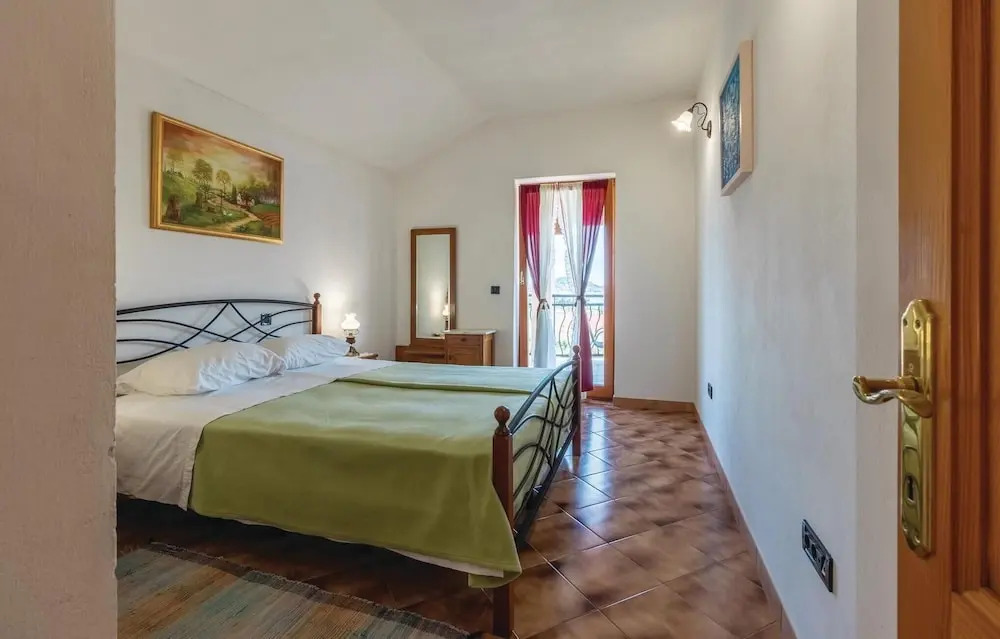 Stunning Home in Preko With 3 Bedrooms and Wifi