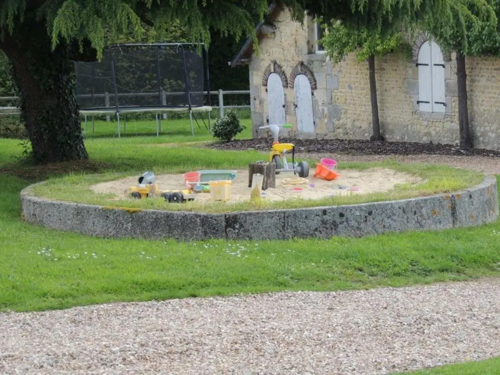 Maison Spacieuse avec Piscine Couverte et Wifi à Laleu - FR-1-497-46