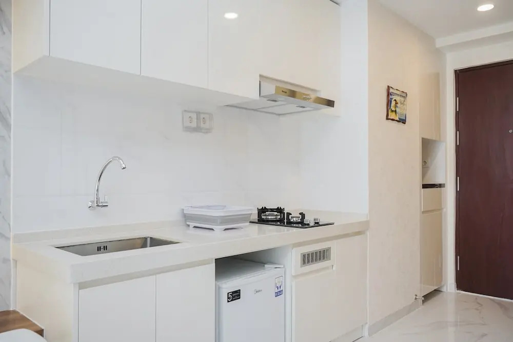 Cozy And Minimalist Studio Room At Sky House Bsd Apartment