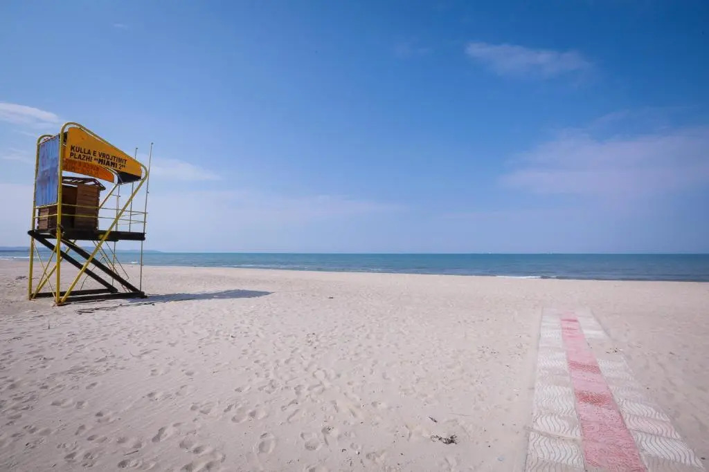 Pine-Tree Apt w/ Private Garden 50 m from the Sea