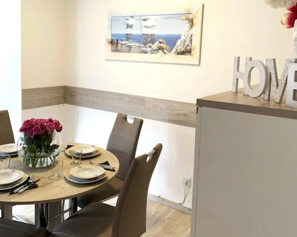 Spacious Flat Near Hiking Trails