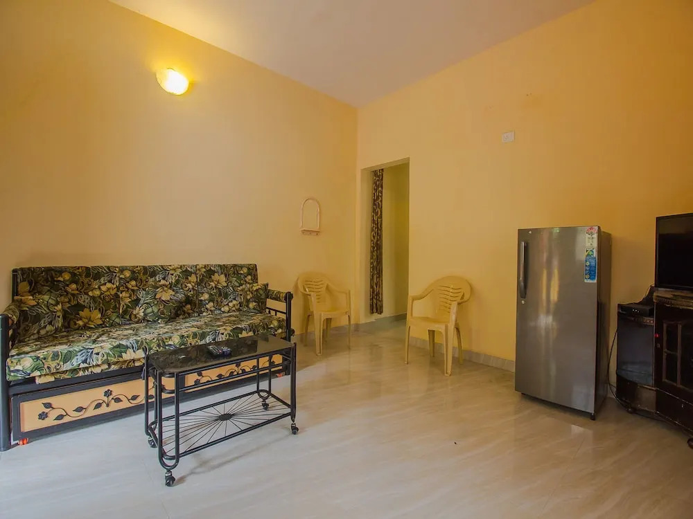 OYO 17370 Home Colorful 1BHK Calangute Beach