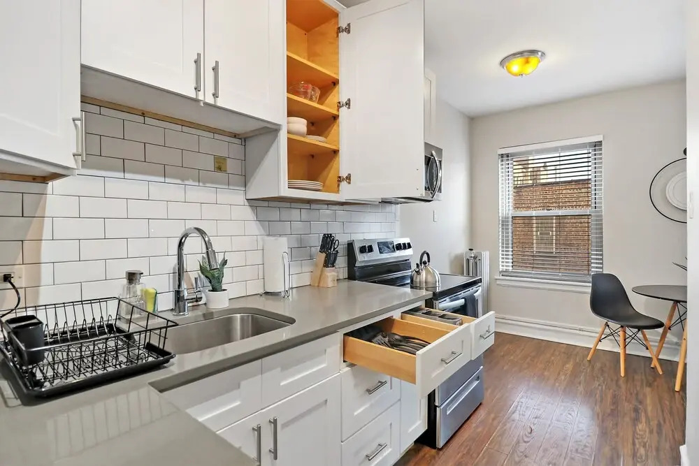 Lively 1BR - Kenwood 408
