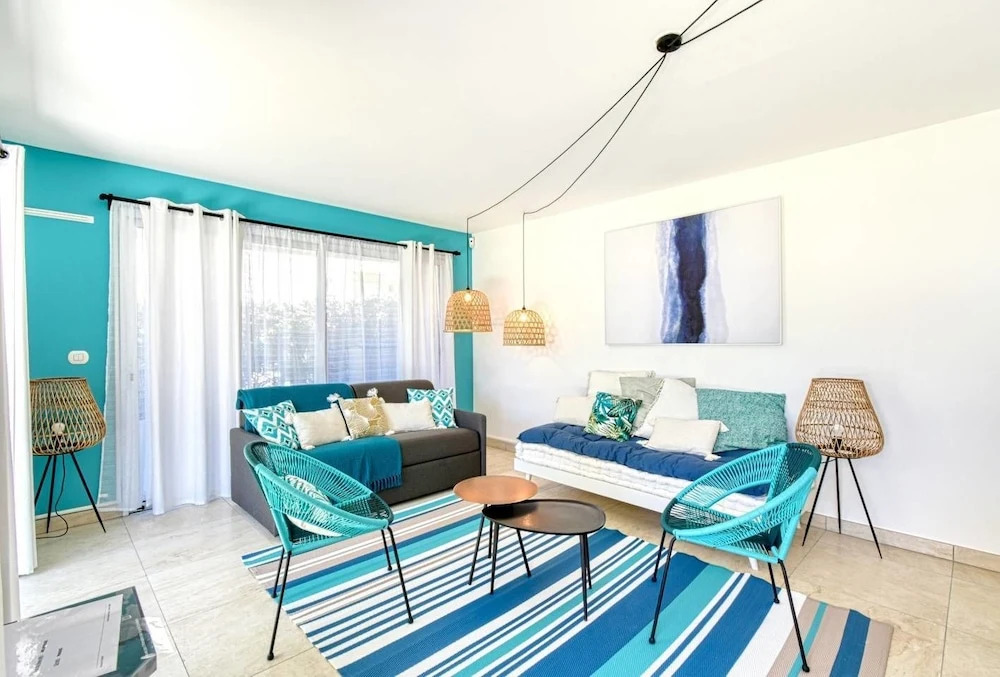 Nice Apartment With Private Garden, Pool & Parking