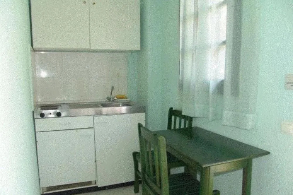 Nikos Apartments