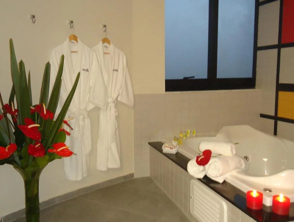 Mondrian Suite Hotel