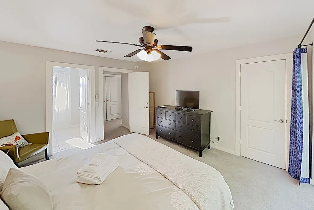 3BR Airy and Open Austin House by RedAwning