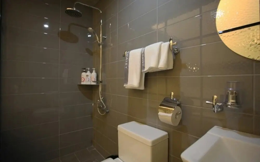 Sinchon Local Friends Hotel