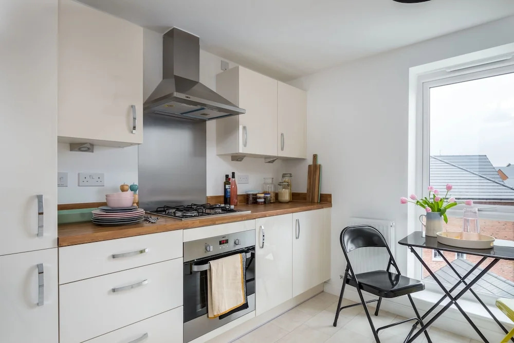 Canalside Scandinavian - Parking & Netflix