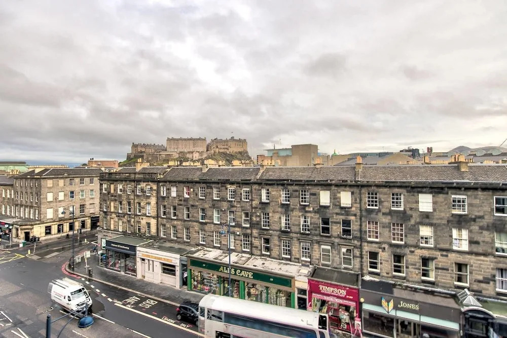 Lothian Road Apt With Castle View & Elevator