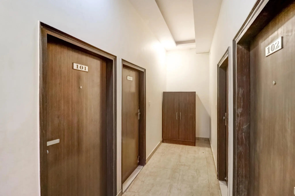 OYO 77865 Hotel 555