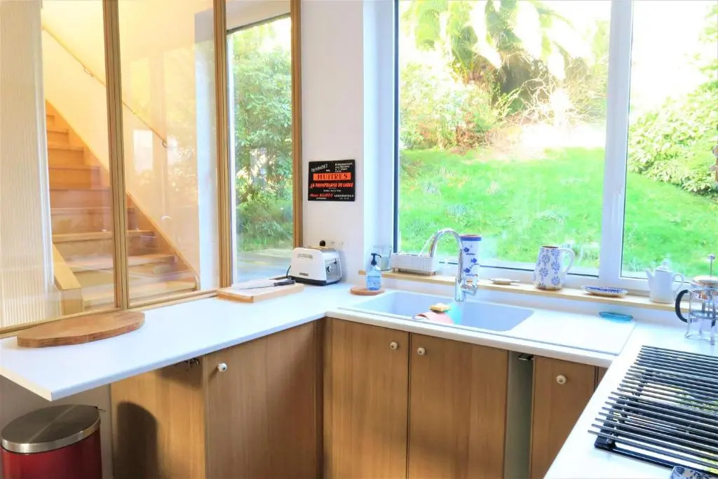 Villa neuve en bois, avec jardin et terrasse, au centre de PERROS-GUIREC - Réf 945