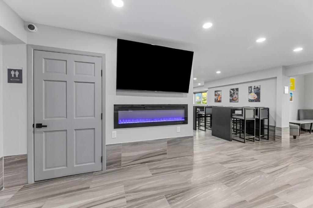 Super 8 by Wyndham Texas City - Galveston Area