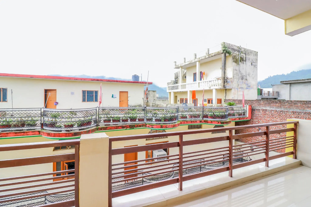 OYO 45428 MG Residency