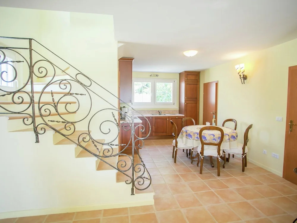 Family House in Quiet Peacefull Location, Private Pool and BBQ in Garden