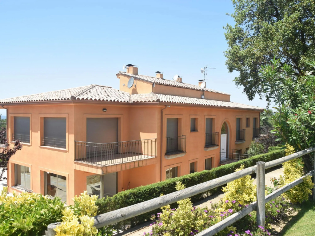 Comfortable apartment in Castell d'Aro with terrace