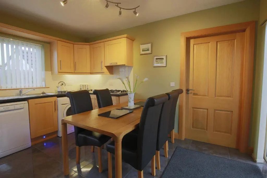 Spacious 4 Bedroom Home - 5 min walk to town