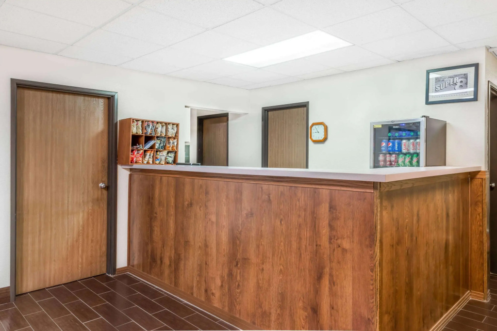 Super 8 by Wyndham Marshall