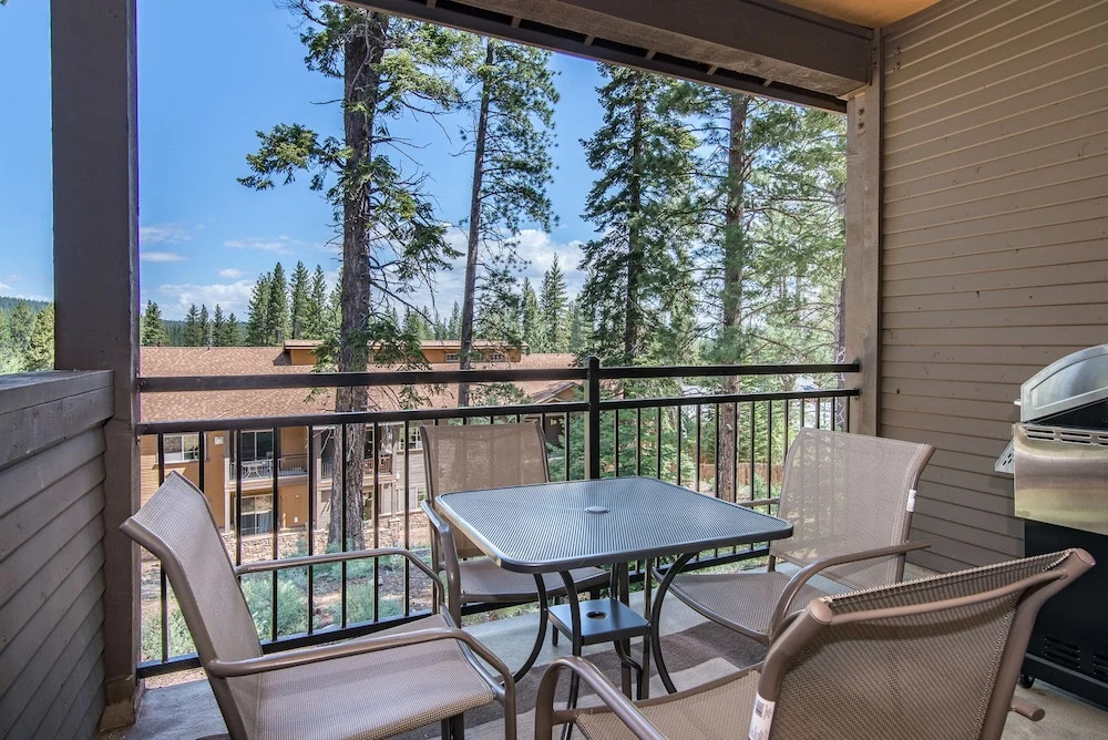 Truckee Townhouse Walk Everywhere by RedAwning